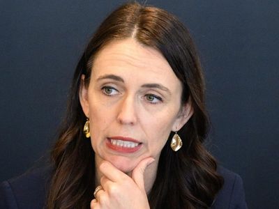 Maskless Ardern photo draws COVID critics