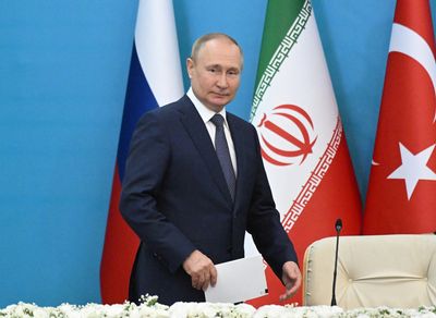 Fidgeting Putin kept waiting for Erdogan ahead of talks