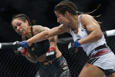 UFC free fight: Julianna Peña shocks the world, taps Amanda Nunes to become bantamweight champion