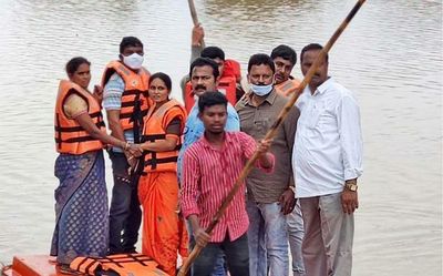 Shortage of boats hampers relief works