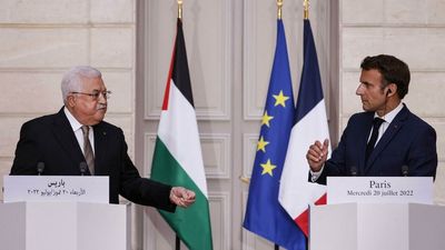 Macron hosts Abbas for talks, calls for new Mideast peace push