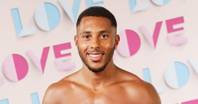 Love Island boys are forced to shower outside for unusual reason, claims former starO4J8ejVg