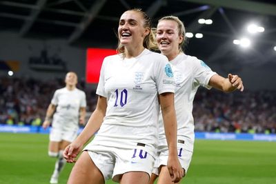 England reach semi-finals after Georgia Stanway stunner sees off Spain
