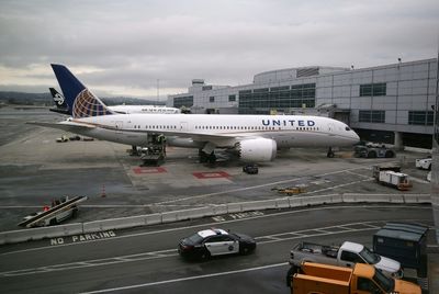 United Airlines reports profit but sees higher recession risk