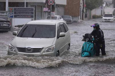 Rain pounds Bangkok, floods roads