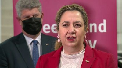 Queensland Premier urges people to wear masks indoors to limit spread of COVID-19, AMA says mandate needed