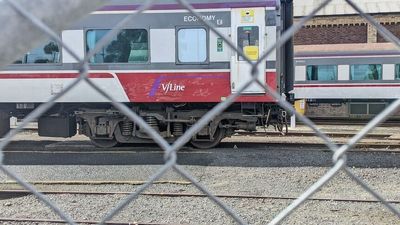 V/Line passengers stranded for four hours on way to Melbourne left hungry and out-of-pocket