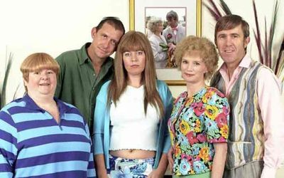 Kath and Kim return to their ‘effluent’ lifestyle as cast reunites for 20th anniversary special