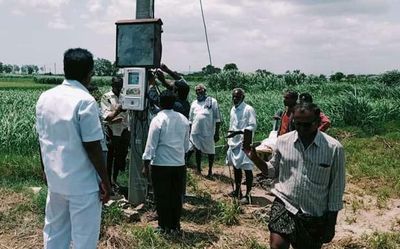 Andhra Pradesh: Tadipatri farmers remove power meters from agricultural connections