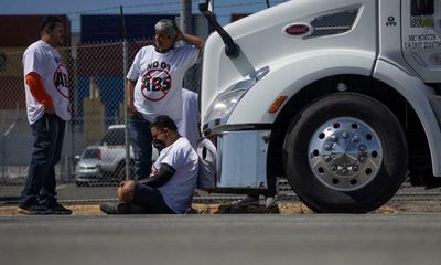 Independent truckers block Oakland port in protest