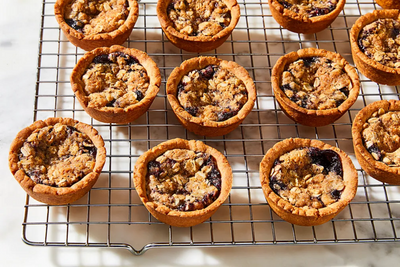 How to make mini blueberry crumb pies