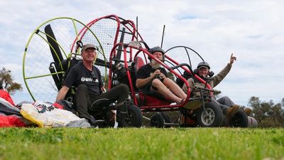 Paramotoring pilots attempt world record flight across Australia