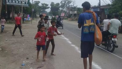 Uttar Pradesh: School kids in Shamli pool pocket money to serve free water to kanwariyas