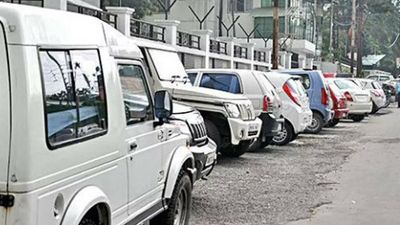 Illegal roadside parking choking Dehradun roads