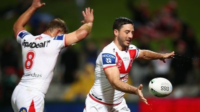 Ben Hunt leads St George Illawarra to win over Manly, Roosters move into top eight with big win over Newcastle