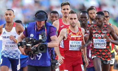 Absent-minded cameraman nearly spoils world men’s steeplechase final