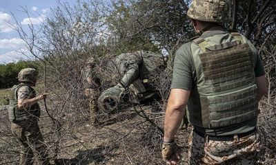 Russian forces dig in as bloody Ukrainian counterattack anticipated in south