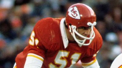 Chiefs, Notre Dame Great Jim Lynch Has Died