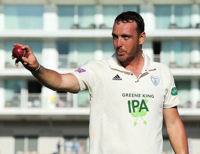 Kyle Abbott claims hat-trick as last-day victory keeps Hampshire in title race