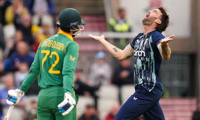 England’s Reece Topley helps rip through South Africa to level series