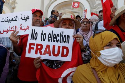 Hundreds protest Tunisian referendum