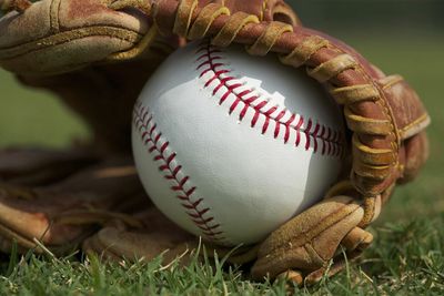 Japanese HS baseball player hits from both sides of plate in same at-bat