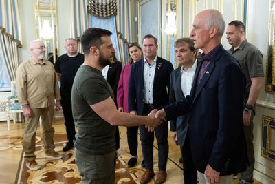 Top U.S. delegation visits Kyiv, vows to ensure continuing support