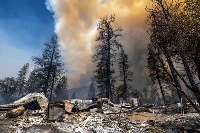 California wildfire rages as US bakes in record-setting heat wave