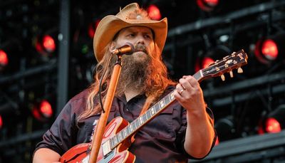 Chris Stapleton brings the thunder to Wrigley Field, even if Mother Nature doesn’t