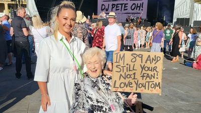 89-Year-Old Woman Who Is A Die-Hard Tom Jones Fan Went To His Concert For The Seventh Time