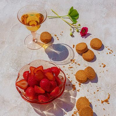Strawberries in moscatel with sandcakes – fresas en moscatel con mantecados recipe by Sam Clark and Sam Clark