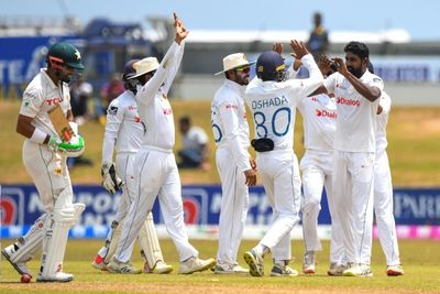 Sri Lankan spinners rattle Pakistan in second Test