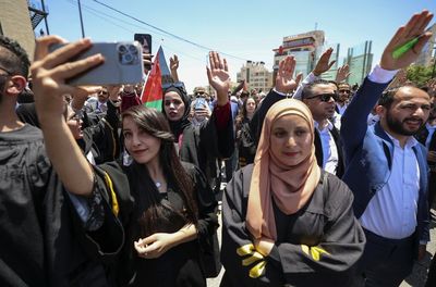 Palestinian lawyers protest against Abbas governing by ‘decree’