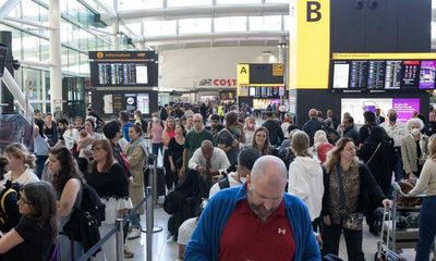 Heathrow reports £321m loss after queues and flight cancellations
