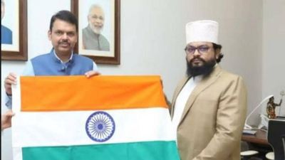 International Sufi Caravan chief Mufti Manzur Ziyaee first cleric in Maharashtra to receive Tricolour as part of 'Har Ghar Tiranga' campaign
