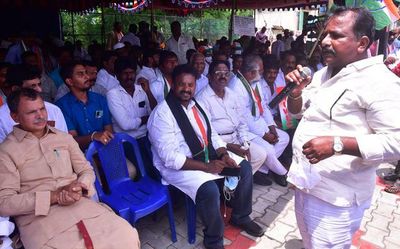 Andhra Pradesh: APCC stages protest against questioning of Sonia Gandhi