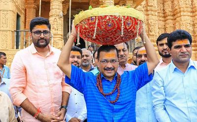 Eye on votes, Kejriwal visits Somnath temple