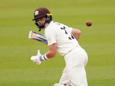 Ollie Pope’s half-century helps leaders Surrey edge ahead of Warwickshire