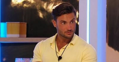 Love Island fans 'gag' as they spot ant crawling across chopping board while Davide cooks