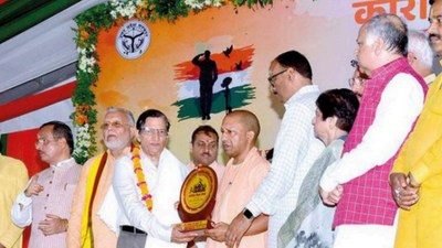 UP CM Yogi Adityanath pays respects to Kargil martyrs