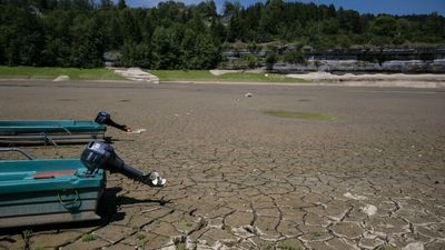 Drought and heatwave slow down France's eco-friendly waterway transport