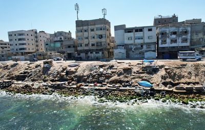 Palestinians strive to stop Gaza shore erosion with concrete and rubble