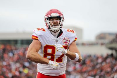 Chiefs restructure TE Travis Kelce’s contract to give him a raise in 2022