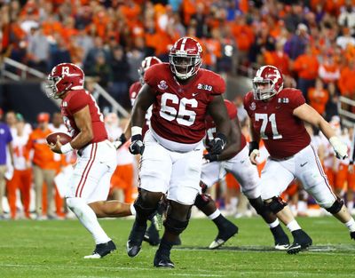 Raiders OL Lester Cotton favorite to win starting right guard job