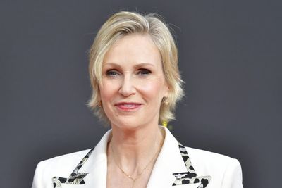 Jane Lynch accused of ‘sexism’ and ‘misogyny’ after suggesting women speak in lower voice pitch on podcasts