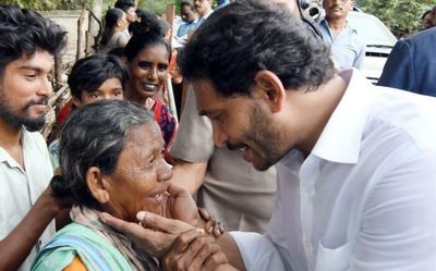 Andhra Pradesh: ₹10,000 to be given for each thatched house damaged in Godavari floods