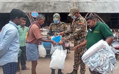 Market-goers return home with cloth bags, thanks to Cheela Mela
