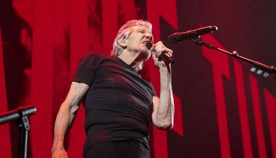 With harsh lyrics and defiant images at United Center, Roger Waters pleads for understanding