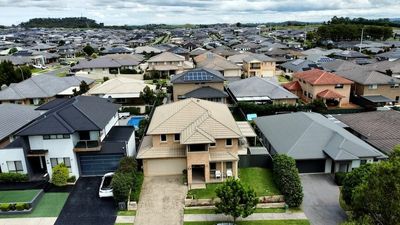 APRA warned Albanese government about 'heightened' housing risks as interest rates rise