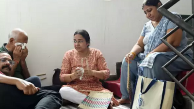 Couple’s wait on stairs in Greater Noida: Over 100 hit streets in protest